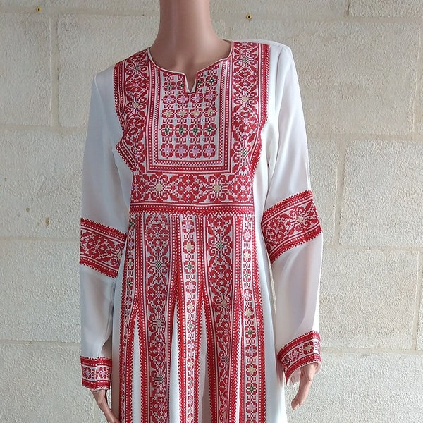 Robe longue palestinienne Thobe Tatreez blanche avec broderies rouges.