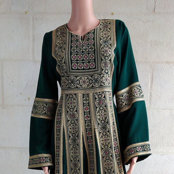 Maxi robe palestinienne Thobe Tatreez verte avec broderie dorée.