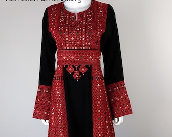 Robe longue princesse Thob avec broderie palestinienne Tatreez Amira rouge et noir