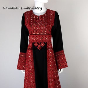 Robe longue princesse Thob avec broderie palestinienne Tatreez Amira rouge et noir image 1