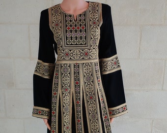 Robe longue palestinienne Thobe Tatreez noire avec broderie dorée.