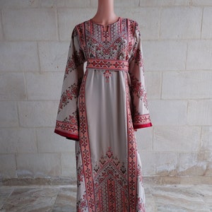 Robe palestinienne Thobe Tatreez brodée beige et rouge connect image 1