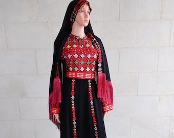 Robe palestinienne Thobe Tatreez noire et rouge avec casque Tarha inclus.
