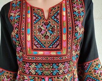 Robe longue palestinienne Thobe Tatreez noire avec broderie rouge V Manajel.