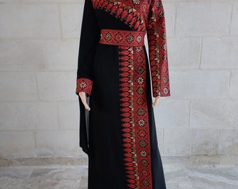 Robe palestinienne Thobe Tatreez noire et rouge avec volant