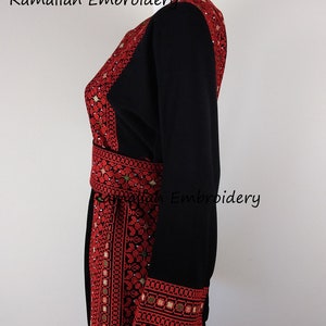 Robe longue princesse Thob avec broderie palestinienne Tatreez Amira rouge et noir image 5