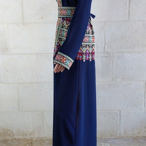 Broderie palestinienne Thobe Bisht Abaya Tatreez sur bleu marine. image 4