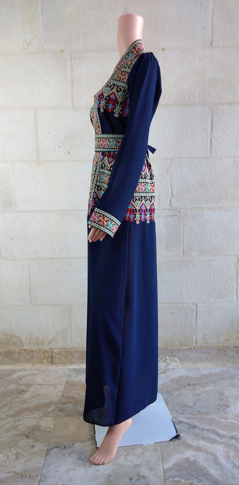 Broderie palestinienne Thobe Bisht Abaya Tatreez sur bleu marine. image 4