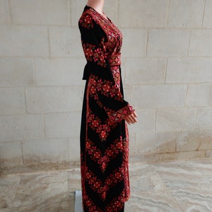 Robe palestinienne Thobe Tatreez brodée rouge et noire connect image 4