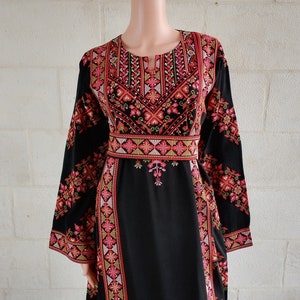 Robe palestinienne Thobe Tatreez brodée rouge et noire connect image 2