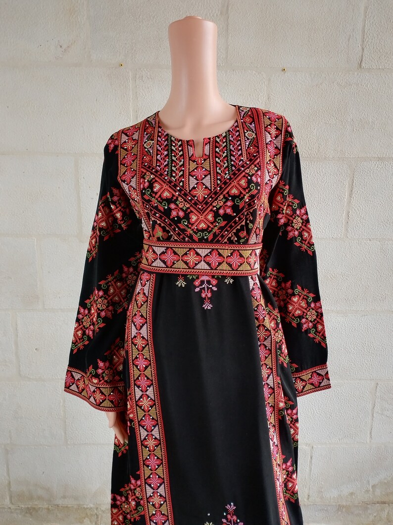 Robe palestinienne Thobe Tatreez brodée rouge et noire connect image 2