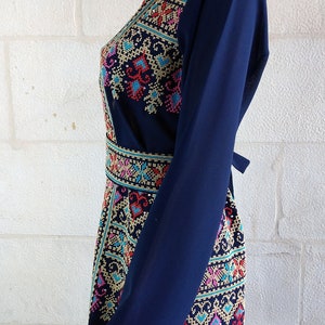 Broderie palestinienne Thobe Bisht Abaya Tatreez sur bleu marine. image 3