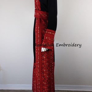 Robe longue princesse Thob avec broderie palestinienne Tatreez Amira rouge et noir image 2