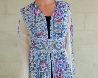 Palästinensische Thobe Bisht Abaya Tatreez Design Stickerei Offene Ärmel auf Weiß und Blau.