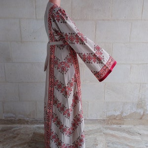 Robe palestinienne Thobe Tatreez brodée beige et rouge connect image 6