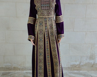 Maxi robe palestinienne Thobe Tatreez violette avec broderie dorée.