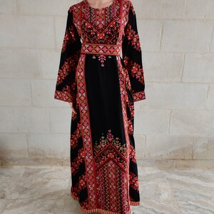 Robe palestinienne Thobe Tatreez brodée rouge et noire connect image 1