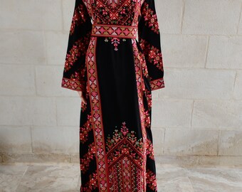 Robe palestinienne Thobe Tatreez brodée rouge et noire connect