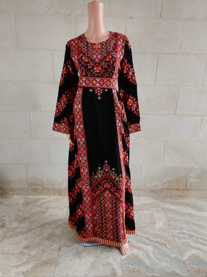 Robe palestinienne Thobe Tatreez brodée rouge et noire connect image 1