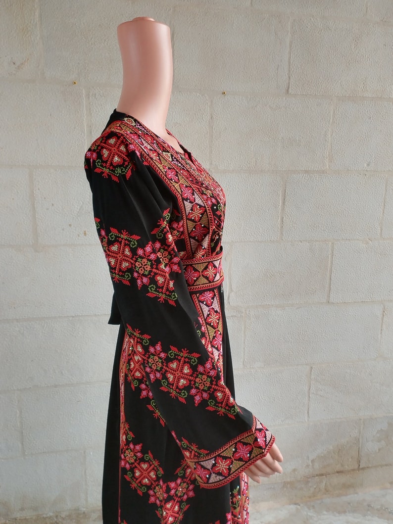 Robe palestinienne Thobe Tatreez brodée rouge et noire connect image 3