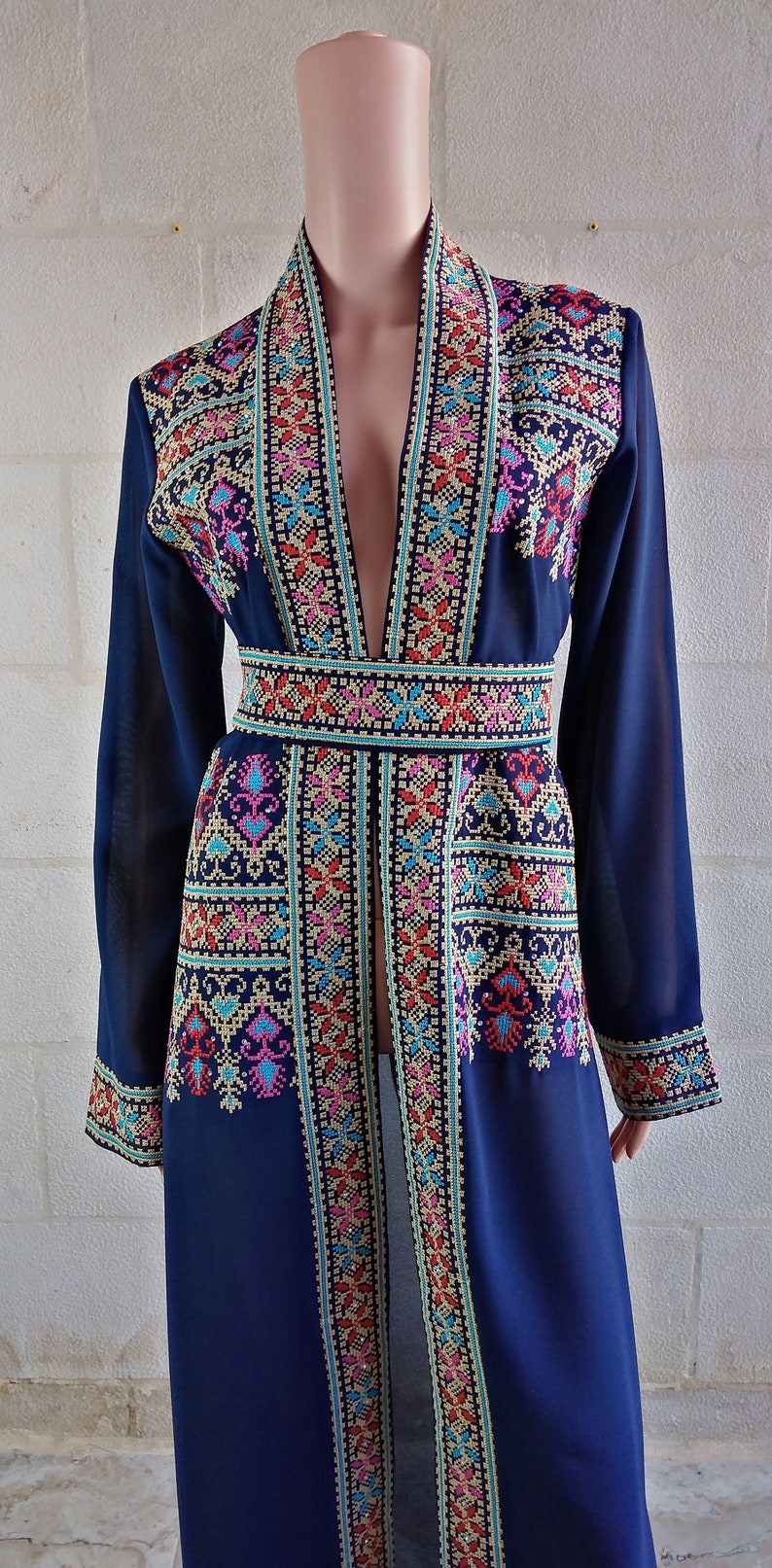 Broderie palestinienne Thobe Bisht Abaya Tatreez sur bleu marine. image 1