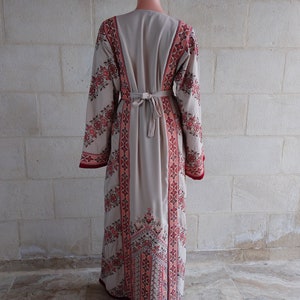 Robe palestinienne Thobe Tatreez brodée beige et rouge connect image 3