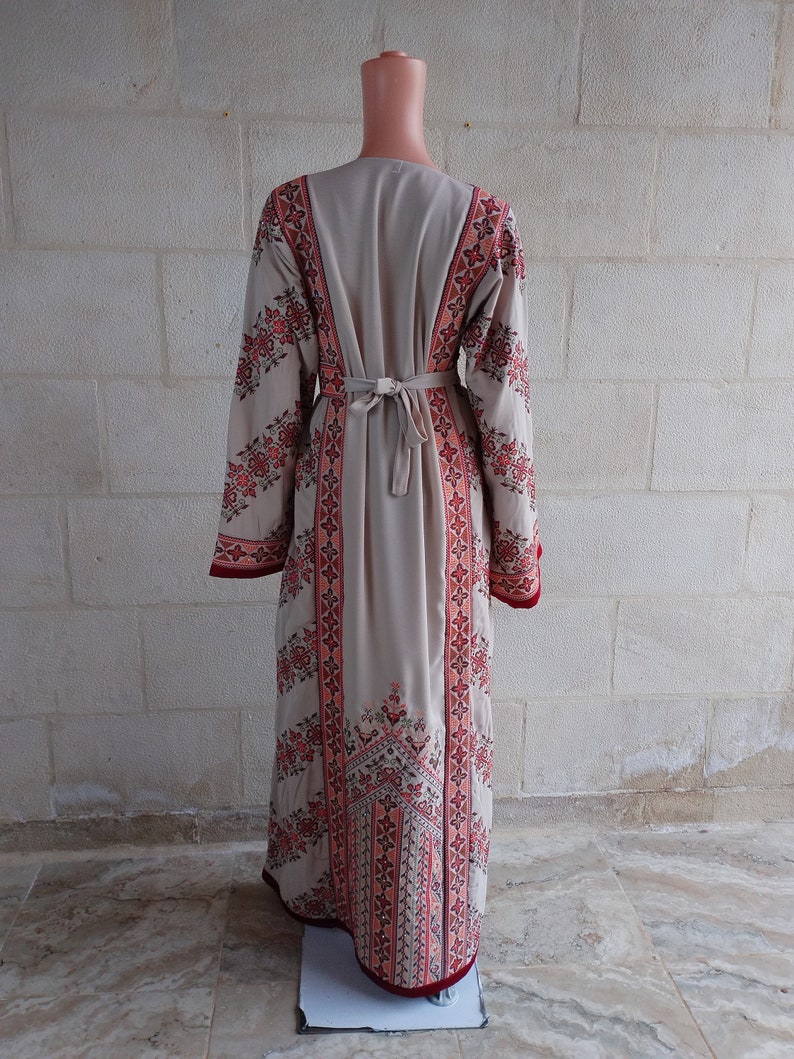 Robe palestinienne Thobe Tatreez brodée beige et rouge connect image 3