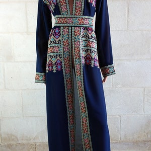 Broderie palestinienne Thobe Bisht Abaya Tatreez sur bleu marine. image 2