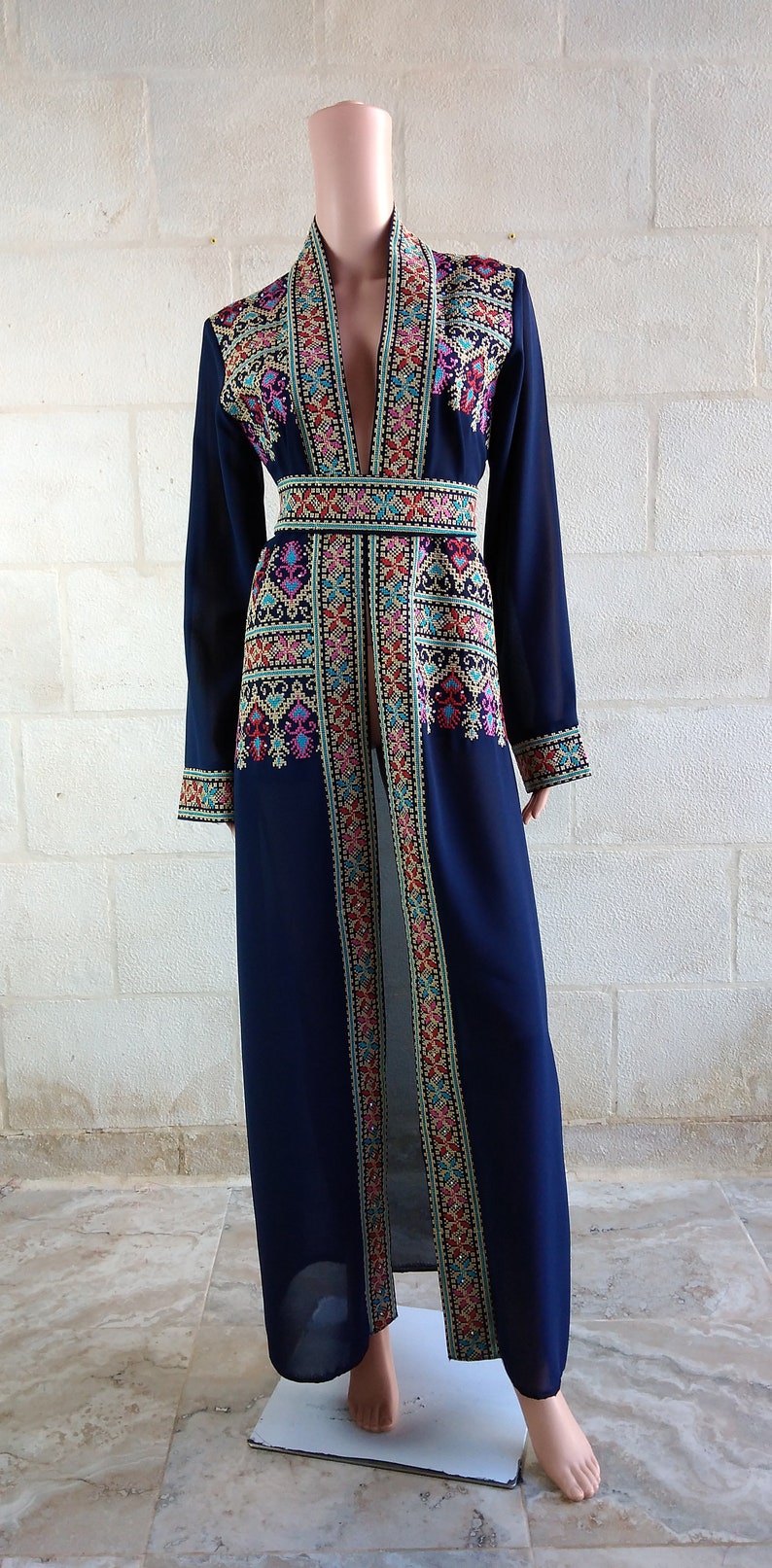 Broderie palestinienne Thobe Bisht Abaya Tatreez sur bleu marine. image 2