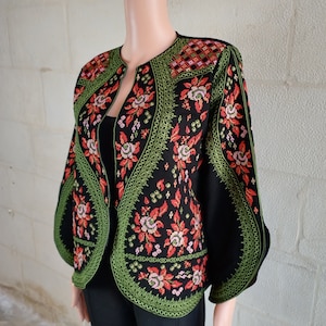 Veste brodée palestinienne Tatreez Design Solo noir et vert manches ouvertes