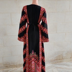 Robe palestinienne Thobe Tatreez brodée rouge et noire connect image 5