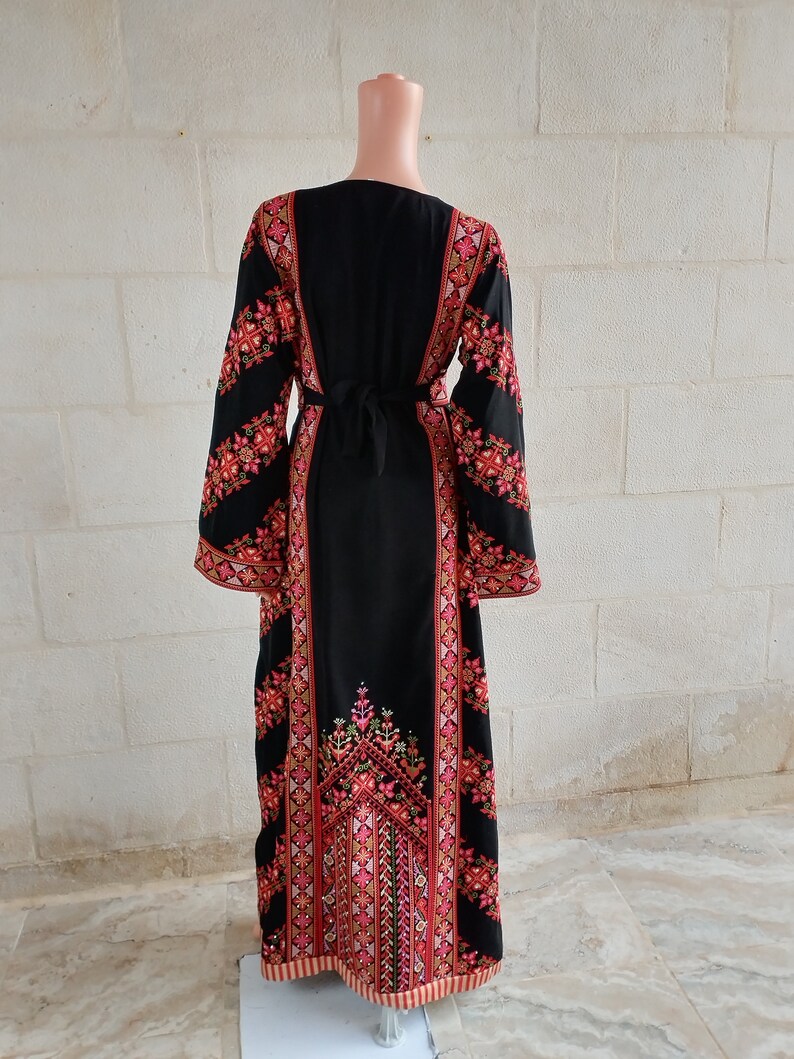 Robe palestinienne Thobe Tatreez brodée rouge et noire connect image 5