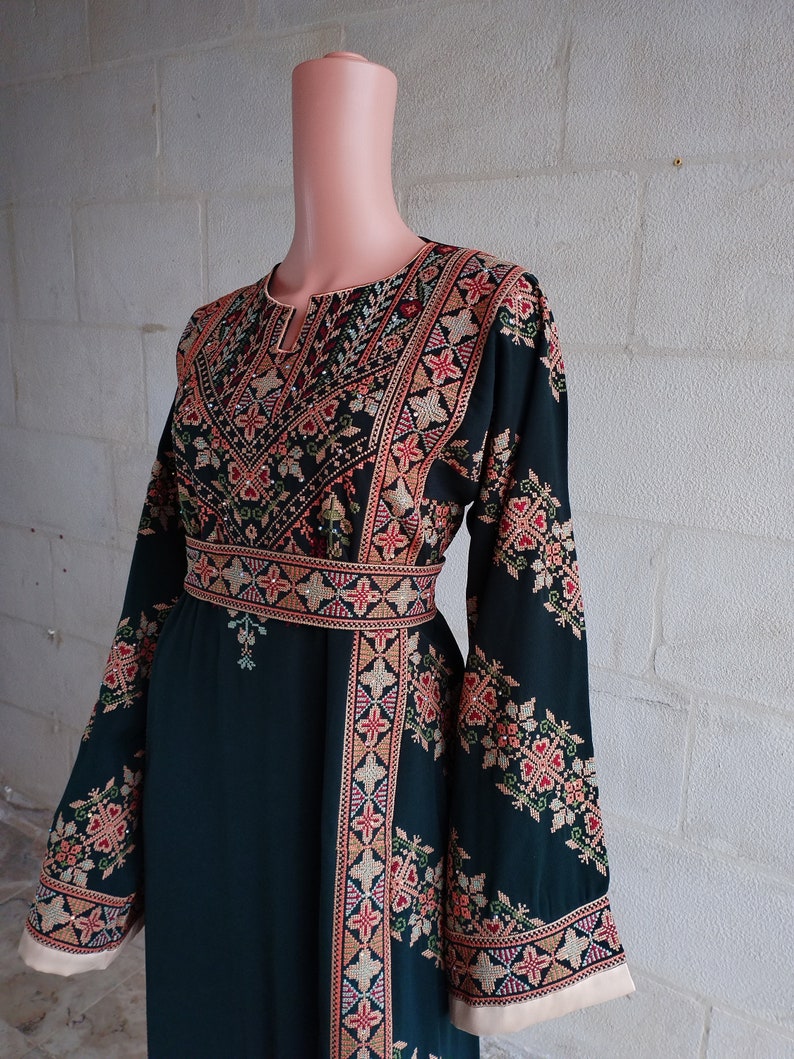 Robe palestinienne Thobe Tatreez Broderie verte et beige connect image 6