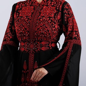 パレスチナのトーブ刺繍マキシドレス 黒と赤のサンボラ