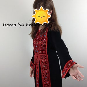 Robe brodée pour fille palestinienne Thobe Tatreez Heritage Thob image 4