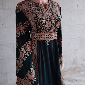 Robe palestinienne Thobe Tatreez Broderie verte et beige connect image 5