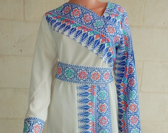 Vestido Thobe palestino Tatreez blanco y azul con volante adjunto