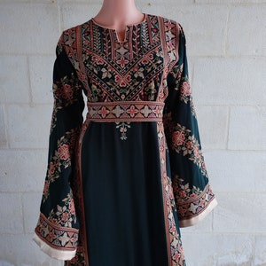 Robe palestinienne Thobe Tatreez Broderie verte et beige connect image 2