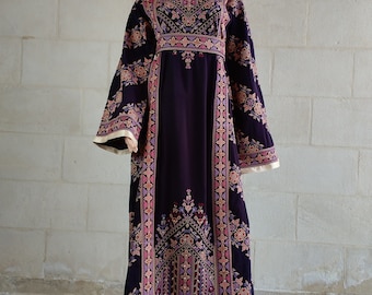 Vestido Thobe Tatreez palestino con bordado morado y dorado