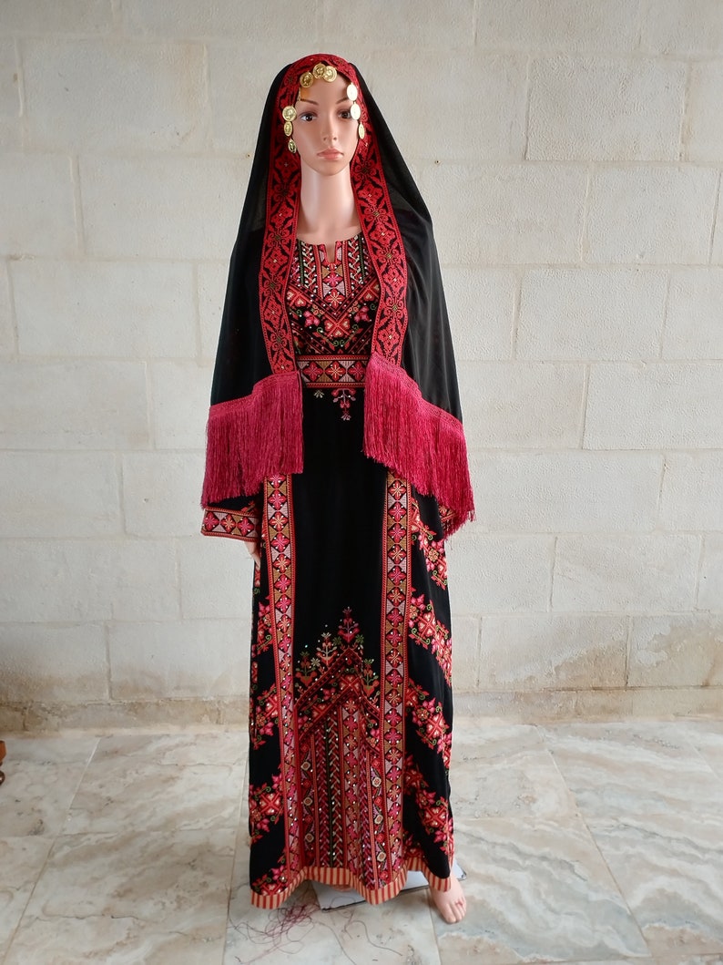 Robe palestinienne Thobe Tatreez brodée rouge et noire connect image 6