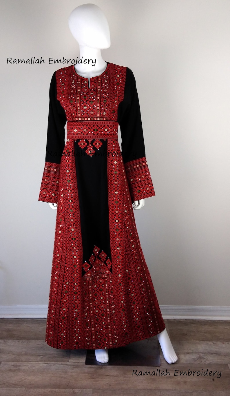 Robe longue princesse Thob avec broderie palestinienne Tatreez Amira rouge et noir image 1