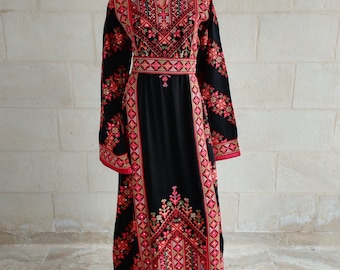 Robe palestinienne Thobe Tatreez brodée rouge et noire connect