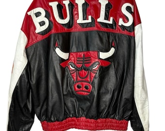 Jaqueta de couro vintage dos Chicago Bulls dos anos 90 com bordado, tamanho XL, rara e difícil de encontrar.