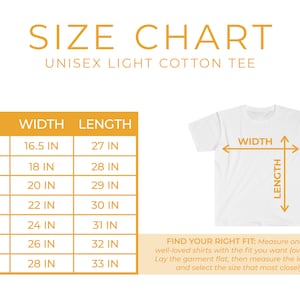 K&ouml;nnte beinhalten: Gr&ouml;&szlig;entabelle f&uuml;r ein Unisex-T-Shirt aus leichtem Baumwollstoff. Die Tabelle zeigt die Breite und L&auml;nge in Zoll f&uuml;r die Gr&ouml;&szlig;en XS bis 3XL. Ein wei&szlig;es T-Shirt ist mit den Ma&szlig;en f&uuml;r Breite und L&auml;nge gekennzeichnet.