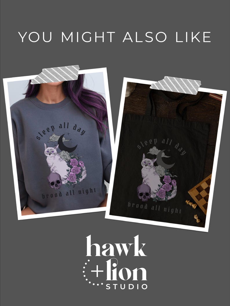 K&ouml;nnte beinhalten: Zwei Bilder einer schwarz-wei&szlig;en Katze mit einem Sch&auml;del und Blumen. Die Katze sitzt auf einem Halbmond. Der Text "sleep all day brood all night" ist auf beiden Bildern. Ein Bild ist ein Sweatshirt und das andere ist eine Tragetasche. Der Text "hawk + lion studio" befindet sich am unteren Rand des Bildes.