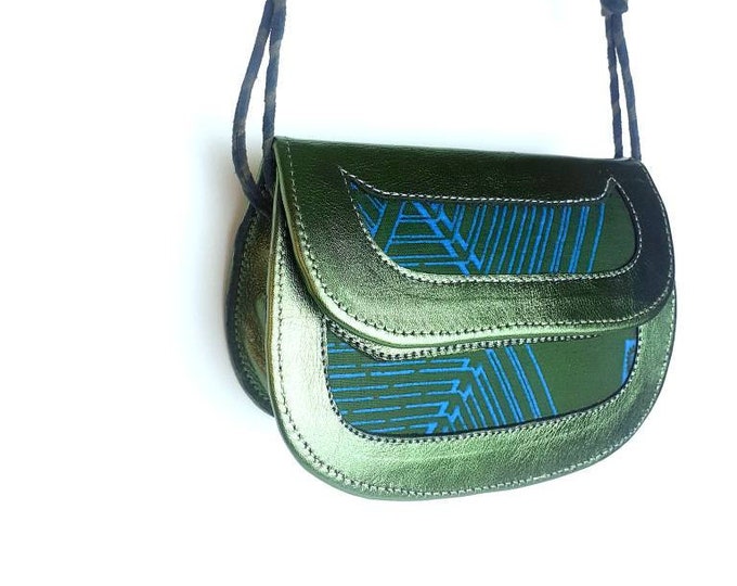 Small leather handbag and green wax