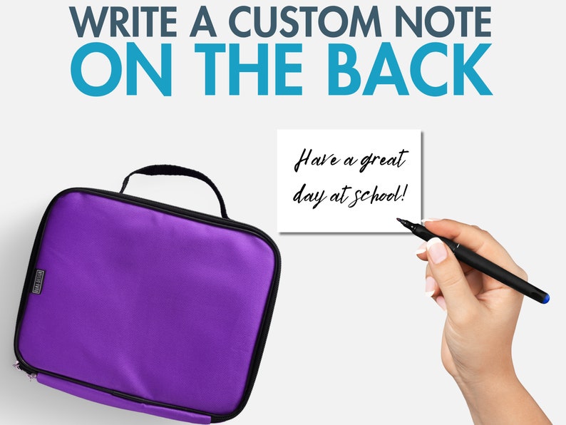 Peut inclure: Un sac &agrave; d&eacute;jeuner violet avec une poign&eacute;e noire et une fermeture &eacute;clair. Le sac a une note blanche vierge attach&eacute;e &agrave; lui avec le texte "Have a great day at school!" &eacute;crit dessus.