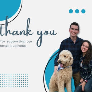 Peut inclure: Un couple et son chien se tiennent devant un cercle bleu avec le texte "merci de soutenir notre petite entreprise".