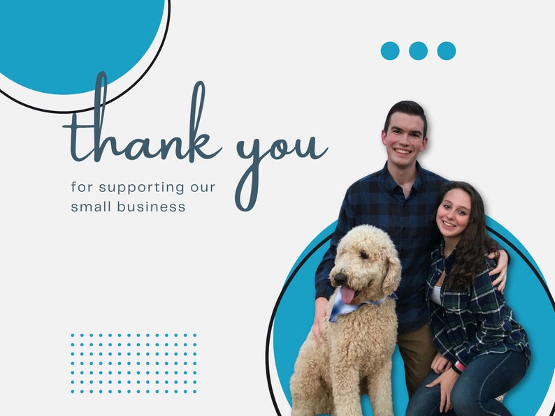 Peut inclure: Un couple et son chien se tiennent devant un cercle bleu avec le texte "merci de soutenir notre petite entreprise".