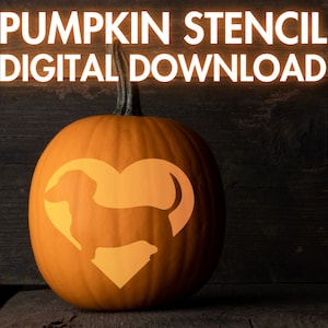 Puede incluir: Una calabaza tallada con una plantilla de un dachshund dentro de un coraz&oacute;n. La calabaza es naranja y la plantilla es de color naranja claro. El texto "PUMPKIN STENCIL DIGITAL DOWNLOAD" est&aacute; en la parte superior de la imagen.
